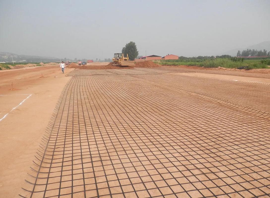 鋼塑土工格柵施工全攻略 從材料特性到精細化鋪設